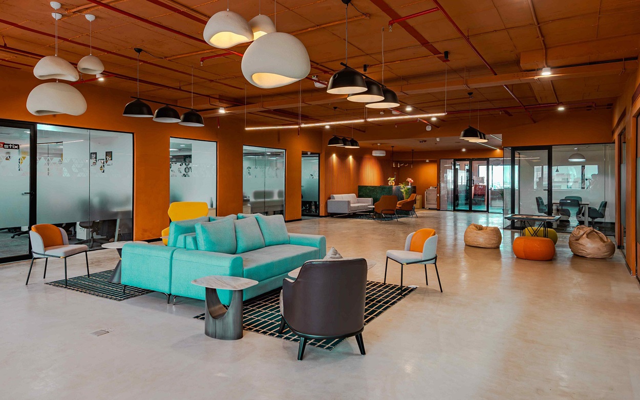 Navigating Workspaces: Choosing Between Private Offices & Coworking